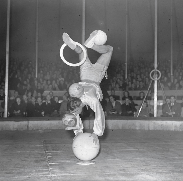 Một nghệ sĩ tung hứng đang thực hiện màn giữ thăng bằng. (Ảnh: Tài sản công)
