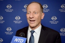 Cựu Trợ lý Ngoại trưởng phụ trách văn phòng Đông Á Thái Bình Dương hoan nghênh Shen Yun hồi sinh văn hóa Trung Hoa