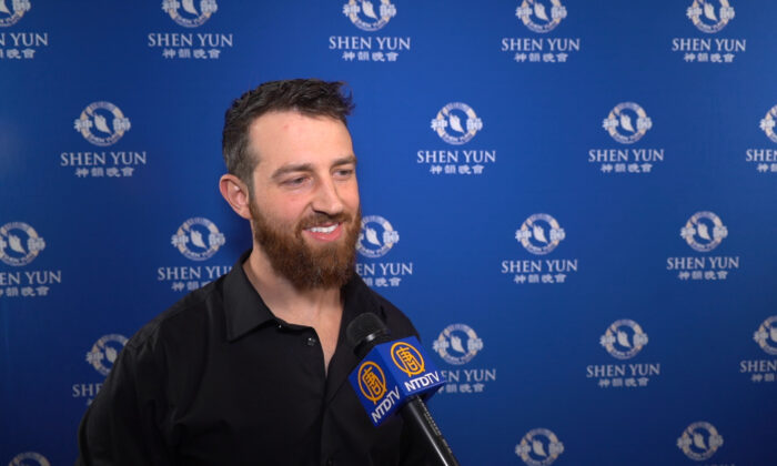 Anh Cameron Hamilton, một nhân vật có tầm ảnh hưởng trên mạng xã hội tham dự buổi biểu diễn tối hôm 26/12/2022 của Đoàn Nghệ thuật Biểu diễn Shen Yun tại Nhà hát Giao hưởng Atlanta. (Ảnh: Đài truyền hình Tân Đường Nhân)