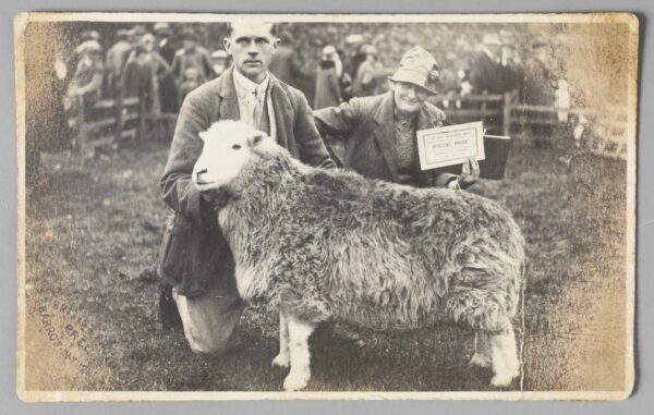 Ông Tom Storey và bà Beatrix Heelis với con cừu cái đạt giải, ngày 26/09/1930. Ảnh in, do British Photo Press công bố. (Ảnh: National Trust)