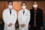 Tiến sĩ Chiang Chi-leung (bên trái), Giáo sư Albert Chan Chi-yan (ở giữa) và bệnh nhân Wan Ying-keung (bên phải). (Ảnh: Được sự cho phép của Đại học Truyền thông Hồng Kông)
