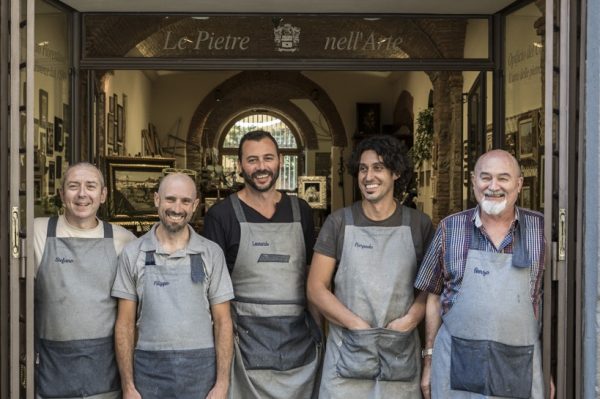 Những người thợ thủ công của xưởng Scarpelli Mosaici, (Từ trái qua phải) Ông Stefano Giannelli, ông Filippo Bencini, ông Leonardo Scarpelli, ông Pierpaolo Landini, và ông Renzo Scarpelli, đứng ngay bậc cửa của xưởng ở thành phố Florence, nước Ý. (Ảnh: Guido Cozzi)