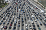 Giao thông ùn tắc tại trạm thu phí San Francisco-Oakland Bay Bridge hôm 24/08/2022. California thông báo cấm bán xe hơi chạy bằng xăng mới sau năm 2035 nhằm thúc đẩy chuyển đổi sang xe điện vào ngày 25/08/2022. (Ảnh: Justin Sullivan/Getty Images)