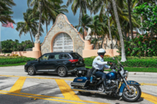 Các nhân viên chấp pháp trước dinh thự của cựu Tổng thống Donald Trump tại Mar-a-Lago ở Palm Beach, Florida, hôm 08/08/2022. (Ảnh: Giorgio Viera/AFP qua Getty Images)