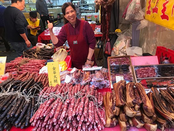 Phố Địch Hóa ở Đài Bắc, Đài Loan là phố mua bán hàng hóa Tết truyền thống. (Ảnh: Lý Di Hân/Epoch Times)