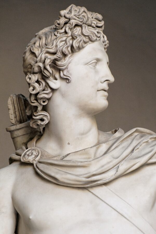 Chi tiết tượng điêu khắc “Apollo của vùng Belvedere,” bản sao La Mã theo một bản gốc bằng đồng của Hy Lạp, có niên đại từ năm 330 đến năm 320 Trước Công nguyên, được cho là của nghệ thuật gia Leochares. Bảo tàng Vatican, Thành phố Vatican. (Ảnh: CC BY 2.5)