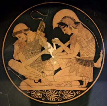 Chiếc bình gốm có họa tiết là cảnh chàng chiến binh Achilles chăm sóc cho Patroclus bị thương vì trúng một mũi tên. Chiếc bình do thợ gốm Sosias tạo nên vào khoảng năm 500 Trước Công Nguyên, từ thành phố Vulci của người Etruscan. Akhilleus Patroklos Antikensammlung Berlin. (Ảnh: Tài sản công)