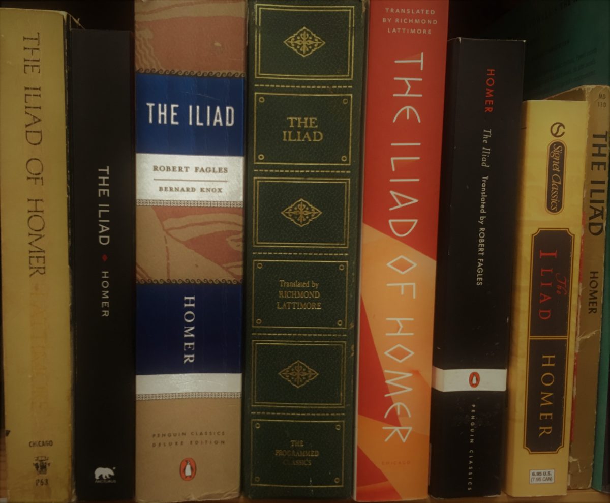Mẫu các bản dịch và ấn bản của thi phẩm “Iliad” bằng tiếng Anh. (Ảnh: Pete Unseth/ CC BY-SA 4.0)