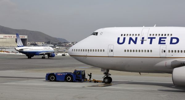 Ảnh tư liệu ngày 23/02/2011 này cho thấy các phi cơ của United Airlines đang di chuyển trên mặt đất tại Phi trường Quốc tế San Francisco ở California. (Ảnh: AP Photo/Eric Risberg)