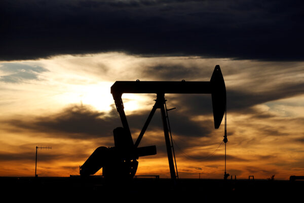 Mặt trời lặn phía sau một máy bơm dầu thô trên một giàn khoan tại Lưu vực Permian ở Quận Loving, Texas, vào ngày 24 /11/2019. (Ảnh: Angus Mordant/Reuters)
