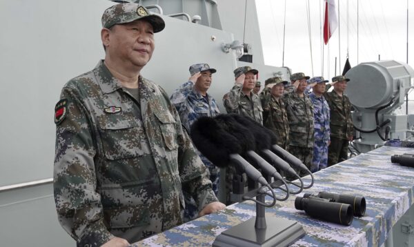 Lãnh đạo Trung Quốc Tập Cận Bình (trái) nói chuyện sau khi duyệt hạm đội Hải quân của Quân Giải phóng Nhân dân Trung Quốc (PLA) ở Biển Đông vào ngày 12/04/2018. (Ảnh: Li Gang/Tân Hoa xã qua AP)
