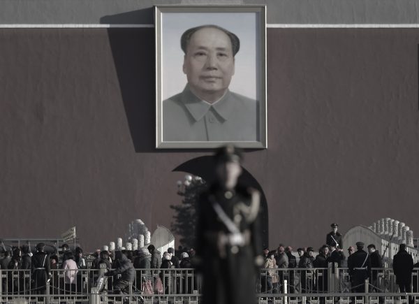 Chân dung ông Mao Trạch Đông tại Quảng trường Thiên An Môn vào ngày 10/03/2015. (Ảnh: AP Photo/Andy Wong)