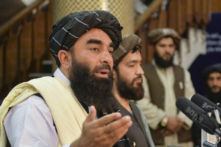 Ông Zabihullah Mujahid (Trái), phát ngôn viên của Taliban làm cử chỉ khi diễn thuyết trong cuộc họp báo đầu tiên ở Kabul, Afghanistan, vào ngày 17/08/2021. (Ảnh: Hoshang Hashimi/AFP qua Getty Images)
