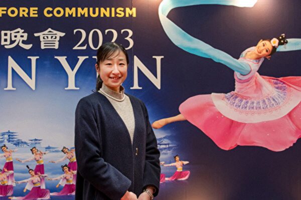 Cô Araki Maasa, cựu vận động viên thể dục dụng cụ người Nhật Bản, đã đến tham dự Chương trình Nghệ thuật Biểu diễn Shen Yun tại Fukuoka Sunpalace Hotel & Hall, Nhật Bản, hôm 29/12/2022. (Ảnh: Niu Bin/The Epoch Times)