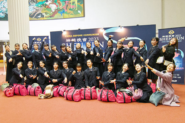 Hầu hết các học sinh bộ môn thể dục dụng cụ của cô Araki Maasa đã đến tham dự Chương trình Nghệ thuật Biểu diễn Shen Yun tại Fukuoka Sunpalace Hotel & Hall, Nhật Bản vào ngày 29/12/2022. (Ảnh: Zhang Ying/The Epoch Times)