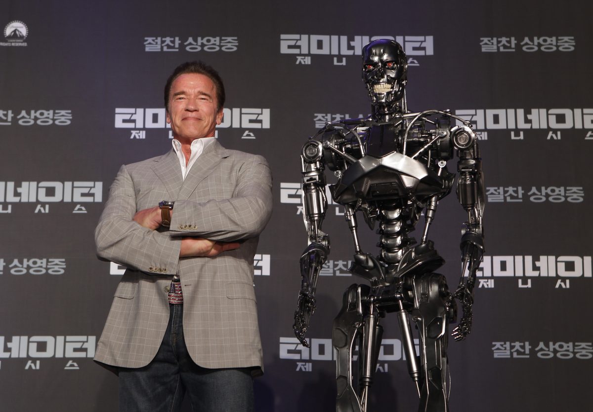 Nam diễn viên Arnold Schwarzenegger (trái) tại một buổi họp báo ra mắt phim “Kẻ hủy diệt: Thời đại Genisys” (tựa gốc tiếng Anh: Terminator Genisys) tại Khách sạn Ritz Carlton ở Seoul vào ngày 02/07/2015. (Ảnh: Chung Sung-Jun/Getty Images cho Paramount Pictures International)