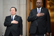 Bộ trưởng Quốc phòng Hoa Kỳ Lloyd Austin chào đón Bộ trưởng Quốc phòng Nhật Bản Yasukazu Hamada tới Ngũ Giác Đài ở Hoa Thịnh Đốn hôm 12/01/2023. (Ảnh: Mandel Ngan/AFP qua Getty Images)