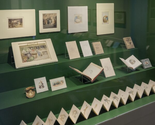 Triển lãm “Beatrix Potter: Hòa mình vào thiên nhiên” tại Bảo tàng Victoria và Albert, London. Triển lãm này kể câu chuyện về cuộc đời của nữ văn sĩ Beatrix Potter bên cạnh chú thỏ Peter. Bảo tàng Victoria và Albert, London. (Ảnh: Bảo tàng Victoria và Albert, London)