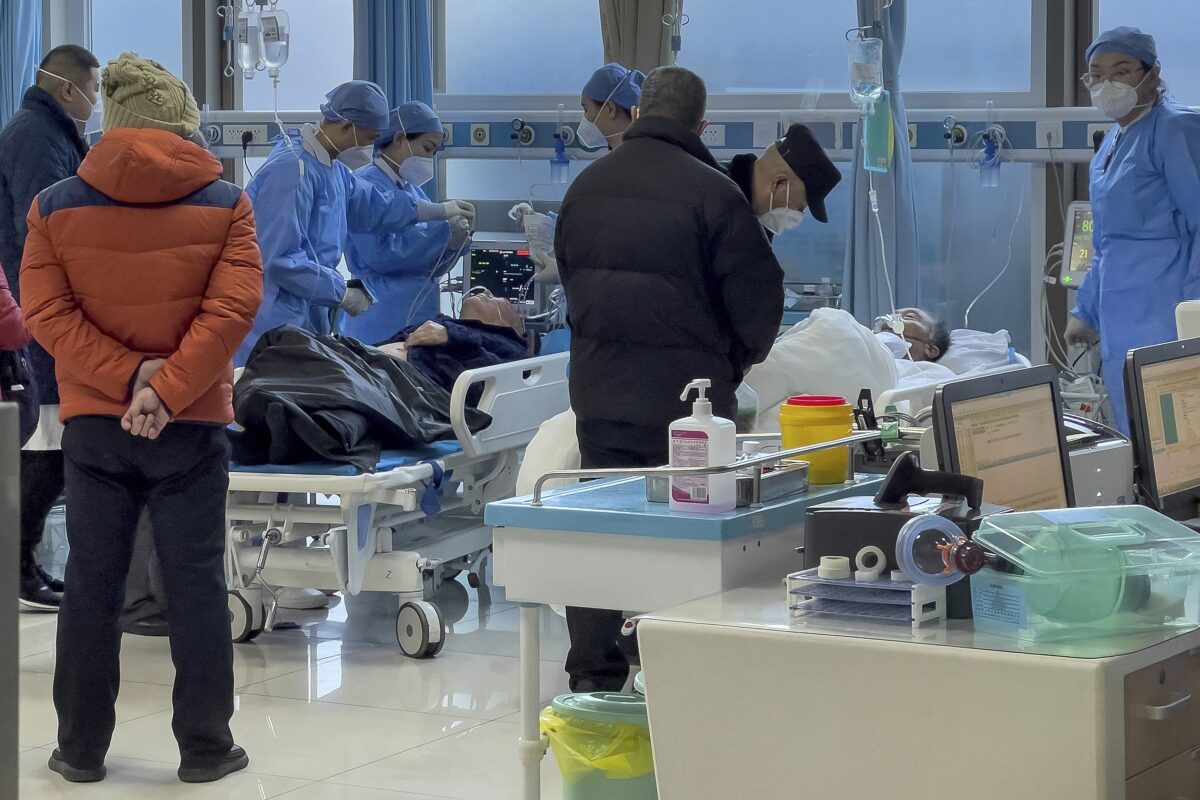 Nhân viên y tế và bệnh nhân cao tuổi tại phòng cấp cứu của một bệnh viện ở Bắc Kinh hôm 07/01/2023. (Ảnh: Andy Wong/AP Photo)