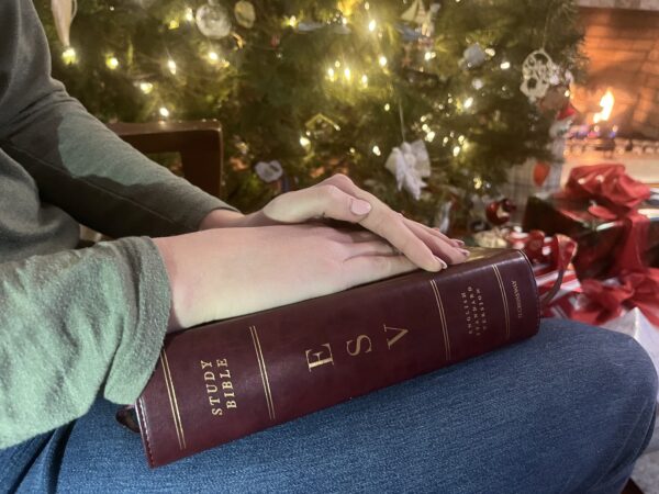 Một sinh viên đại học Florida, người yêu cầu chỉ gọi mình là Mia, ngồi học Kinh Thánh ở nhà vào kỳ nghỉ Giáng Sinh hôm 22/12/2022. Cô nói với The Epoch Times, việc bày tỏ quan điểm Cơ Đốc Giáo trong khuôn viên trường thu hút sự đối xử xem thường từ các giáo sư, những người công khai nói về việc họ “ghét người theo đạo Cơ Đốc” như thế nào. (Ảnh: Đăng dưới sự cho phép của cô Mia)