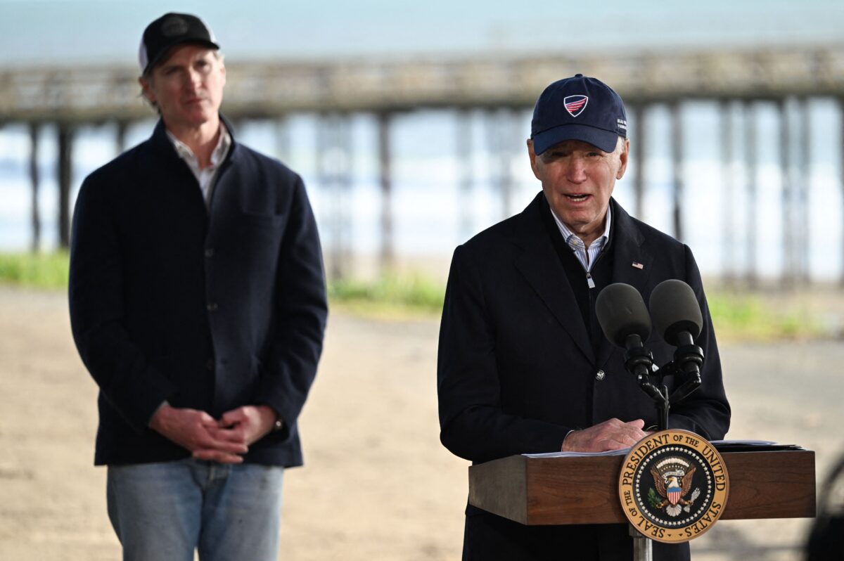Tổng thống Joe Biden trình bày khi Thống đốc California Gavin Newsom lắng nghe ở Seacliff, California, hôm 19/01/2023. (Ảnh: Andrew Caballero-Reynolds/AFP qua Getty Images)