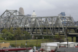 Cầu Brent Spence trên sông Ohio giữa Cincinnati, Ohio và Covington, Kentucky, sẽ nhận được khoản hỗ trợ 1.64 tỷ USD từ Đạo luật Đầu tư Cơ sở hạ tầng và Việc làm (IIJA) trị giá 1.2 ngàn tỷ USD để đẩy nhanh kế hoạch 3.6 tỷ USD nhằm cải thiện nhịp cầu và xây dựng một cây cầu đồng hành. (Ảnh: AP/Al Behrman)