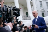 Tổng thống Joe Biden nói chuyện với các phóng viên bên ngoài Tòa Bạch Ốc ở Hoa Thịnh Đốn hôm 04/01/2023. (Ảnh: Susan Walsh/AP Photos)