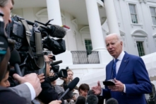 Tổng thống Joe Biden nói chuyện với các phóng viên bên ngoài Tòa Bạch Ốc ở Hoa Thịnh Đốn hôm 04/01/2023. (Ảnh: Susan Walsh/AP Photos)