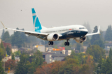 Giám đốc Cục Hàng không Liên bang (FAA) Steve Dickson lái chiếc phi cơ Boeing 737 MAX trở về sau một chuyến bay đánh giá tại Boeing Field ở Seattle, Washington, vào ngày 30/09/2020. (Ảnh: Mike Siegel/File Photo/Pool qua Reuters)