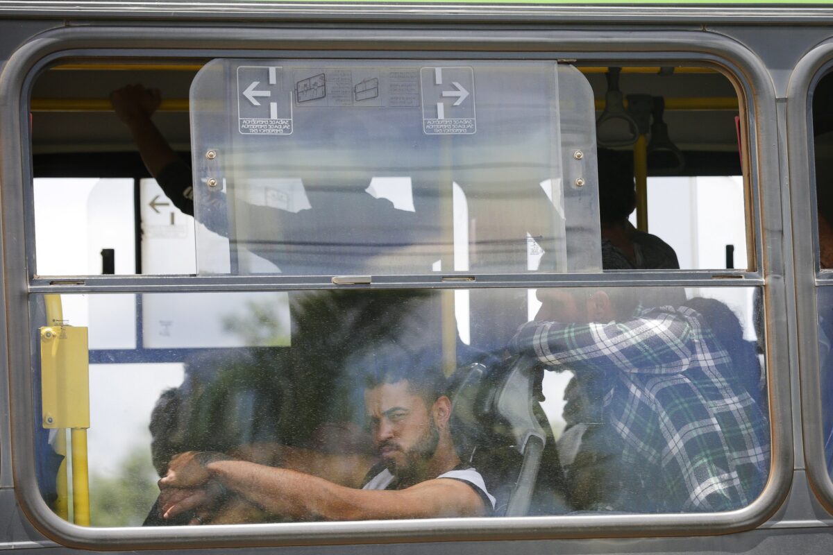 Những người ủng hộ cựu Tổng thống Brazil Jair Bolsonaro bị bắt sau khi xông vào các tòa nhà công được đưa đi bằng xe buýt đến nhà tù liên bang khi họ rời Học viện Cảnh sát Liên bang ở Brasilia, Brazil, hôm 11/01/2023. (Ảnh: Gustavo Moreno/AP Photo)