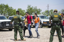 Các nhân viên Tuần tra Biên giới bắt giữ một nhóm lớn người nhập cư bất hợp pháp gần Eagle Pass, Texas, vào ngày 20/05/2022. (Ảnh: Charlotte Cuthbertson/The Epoch Times)