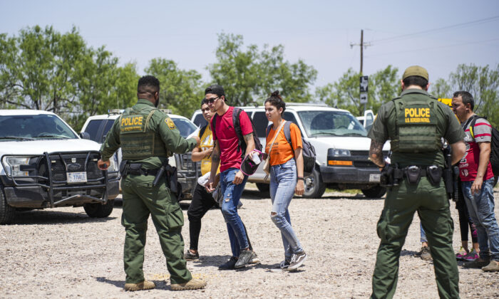 Chính phủ TT Biden thả hơn 1,300 người nhập cư bất hợp pháp là tội phạm trong 1 tháng