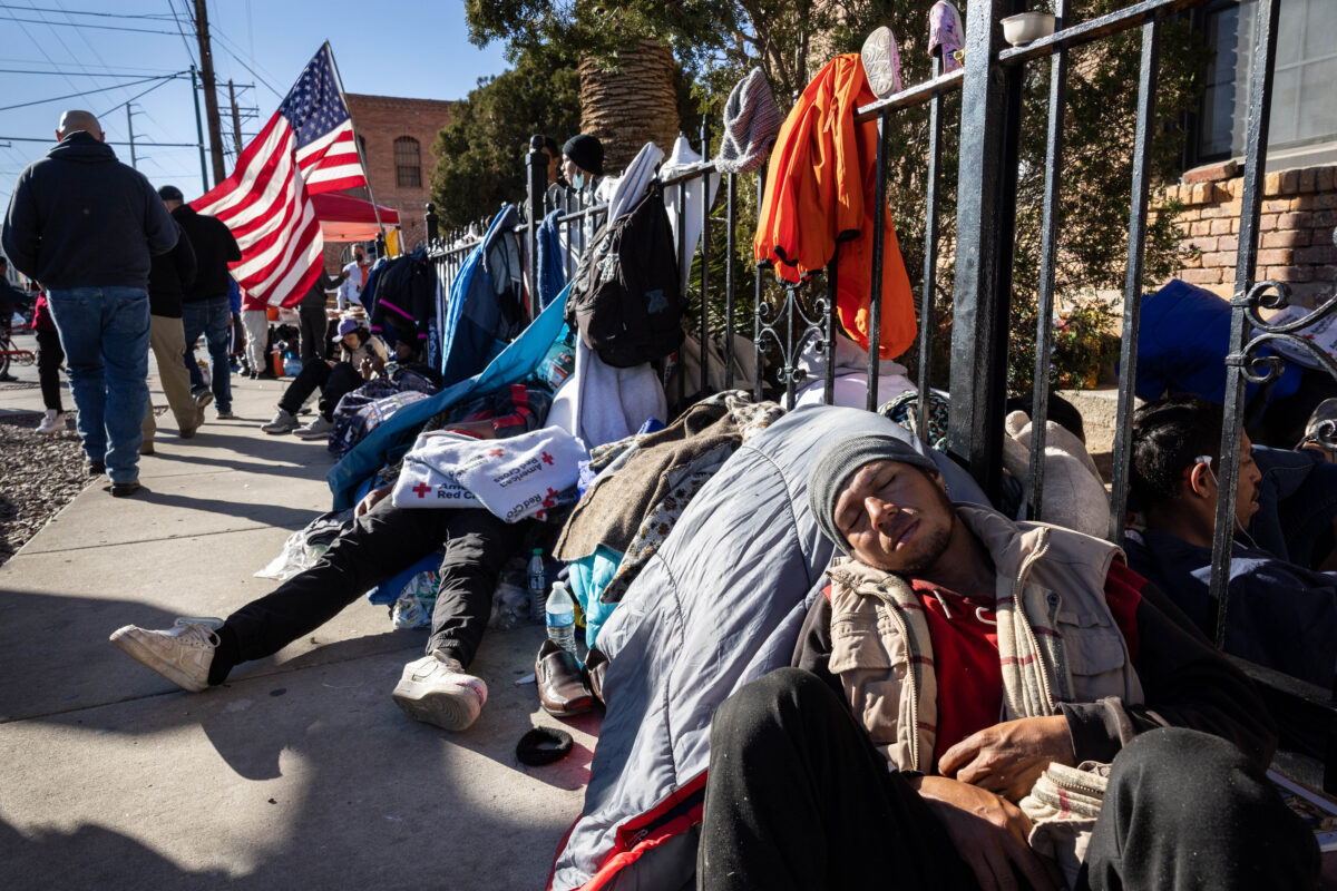 Những người nhập cư bất hợp pháp tụ tập bên ngoài một nơi trú ẩn dành cho người di cư ở El Paso, Texas, hôm 06/01/2023. (Ảnh: John Moore/Getty Images)
