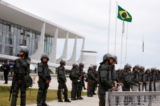 Các sĩ quan quân đội đứng gác bên ngoài Cung điện Planalto ở Brasilia, Brazil, hôm 11/01/2023. (Ảnh: Amanda Perobelli/Reuters)