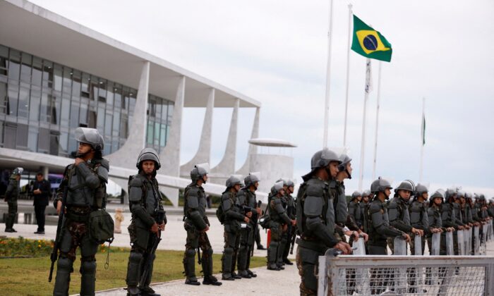 Các sĩ quan quân đội đứng gác bên ngoài Cung điện Planalto ở Brasilia, Brazil, hôm 11/01/2023. (Ảnh: Amanda Perobelli/Reuters)