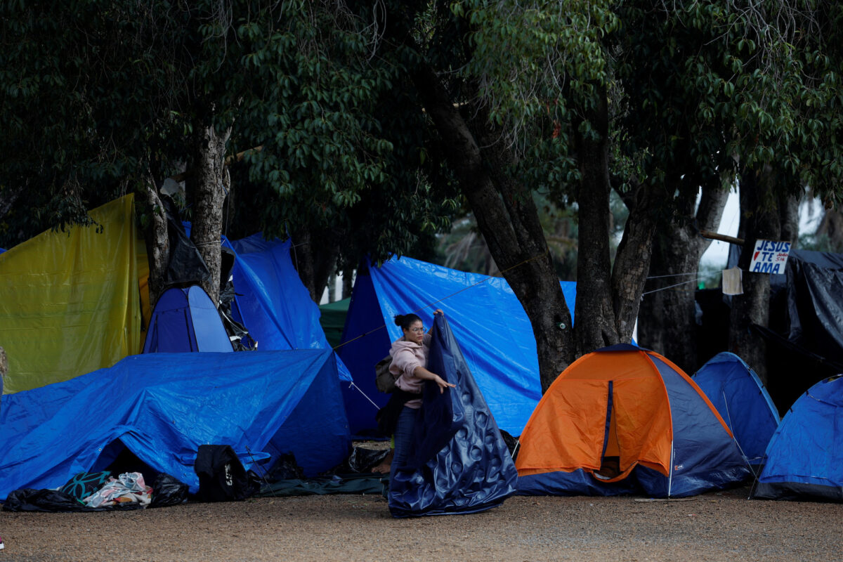 Một người biểu tình phản ứng bên cạnh các thành viên của lực lượng an ninh khi những người ủng hộ cựu Tổng thống Brazil Jair Bolsonaro rời nơi cắm trại bên ngoài Trụ sở Quân đội, ở Brasilia, Brazil, hôm 09/01/2023. (Ảnh: Amanda Perobelli/Reuters)