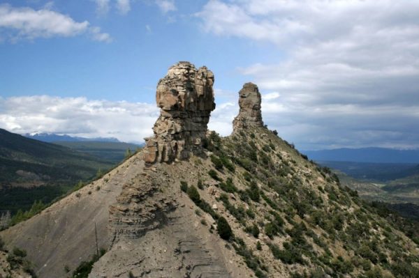 Đài tưởng niệm Quốc gia Chimney Rock ở Colorado đã được cấp các biện pháp bảo vệ hồi năm 2012 theo Đạo luật Cổ vật năm 1906, mà Đảng Cộng Hòa tại Hạ viện đã cố gắng làm suy yếu không thành công hồi năm 2017, dường như chuẩn bị trở thành mục tiêu một lần nữa trong hai năm tới. (Ảnh: Rockhounds_5)
