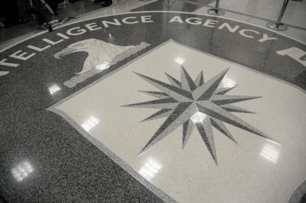 Logo của CIA được nhìn thấy tại trụ sở CIA ở Langley, Virginia, vào ngày 21/01/2017. (Ảnh: Olivier Doulier/Pool/Getty Images)