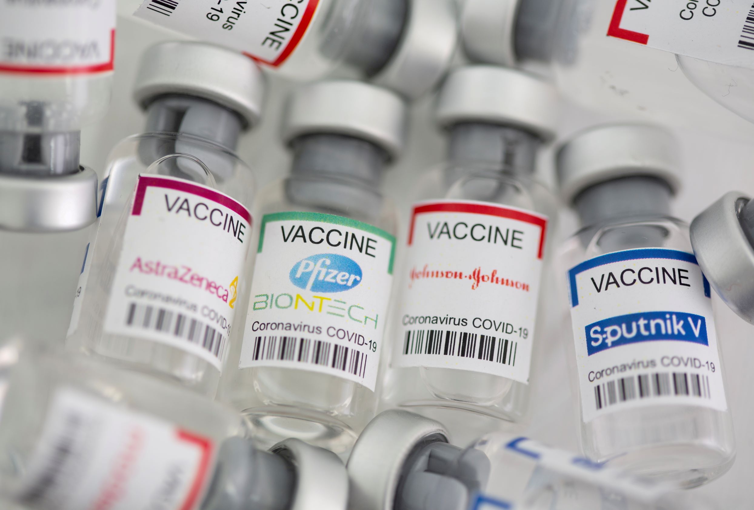 Các lọ có nhãn “vaccine COVID-19 của AstraZeneca, Pfizer-BioNTech, Johnson & Johnson và Sputnik V.” Ảnh chụp ngày 02/05/2021. (Dado Ruvic/Illustration/Reuters)