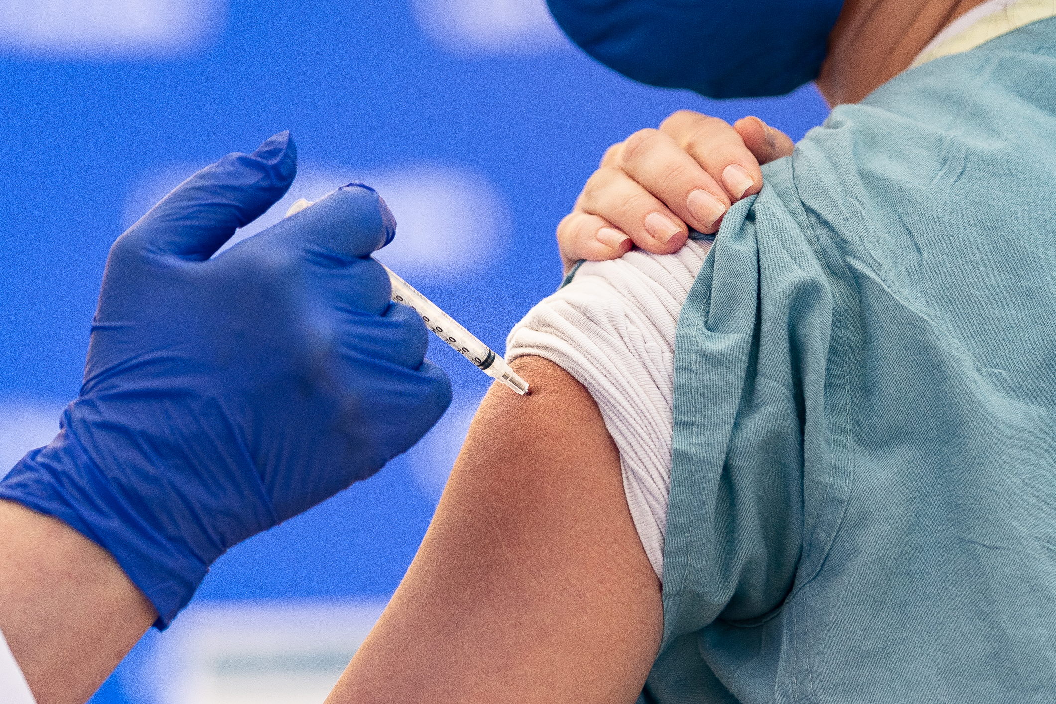 Một y tá được chích vaccine COVID-19 tại Orange, California, vào ngày 16/12/2020. (Ảnh: John Fredricks/The Epoch Times)