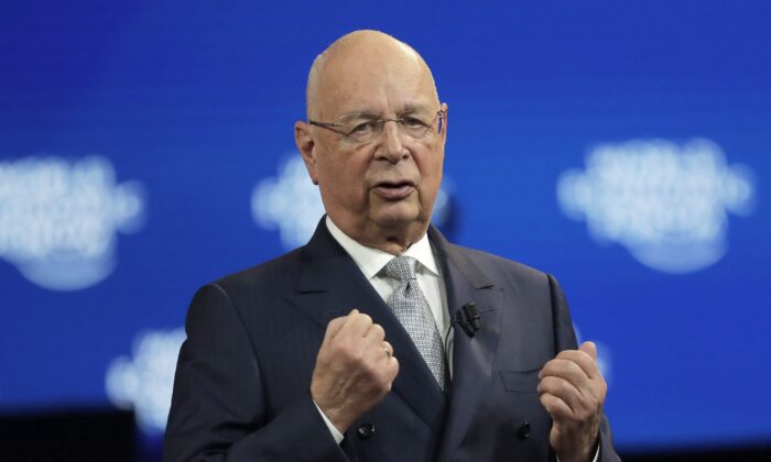 Ông Klaus Schwab, người sáng lập và chủ tịch điều hành Diễn đàn Kinh tế Thế giới, đưa ra thông điệp chào mừng trước thềm cuộc họp thường niên của WEF tại Davos, Thụy Sĩ, hôm 20/01/2020. (Ảnh: AP/Markus Schreiber)