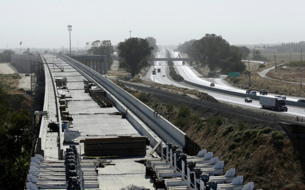 Một cây cầu cạn đường sắt cao tốc đang được xây dựng gần Fresno, California, là một phần của kế hoạch trị giá 105 tỷ USD, kéo dài hơn 40 năm nhằm xây dựng tuyến đường sắt “tàu cao tốc” dài 800 dặm giữa San Francisco và Los Angeles. (Ảnh: AP/Rich Pedroncelli)