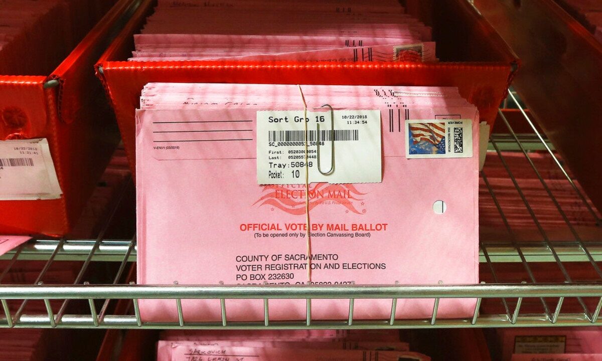 Các lá phiếu gửi qua thư được đặt trong thùng để kiểm đếm sau khi đến Cơ quan Ghi danh Cử tri Quận Sacramento ở Sacramento, California, vào ngày 22/10/2018. (Ảnh: Rich Pedroncelli/AP Photo)