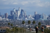 Những đám mây bão bao phủ đường chân trời Los Angeles khi nhìn từ Khu giải trí Tiểu bang Kenneth Hahn sau một cơn mưa bão ở Los Angeles, California, hôm 17/01/2023. (Ảnh: AP/Damian Dovarganes)
