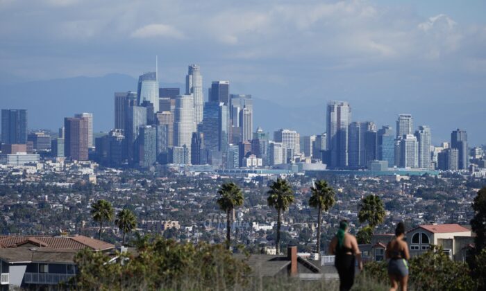 Những đám mây bão bao phủ đường chân trời Los Angeles khi nhìn từ Khu giải trí Tiểu bang Kenneth Hahn sau một cơn mưa bão ở Los Angeles, California, hôm 17/01/2023. (Ảnh: AP/Damian Dovarganes)