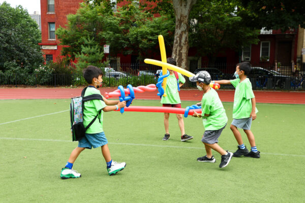 Trẻ em tham gia các trò chơi ngoài sân cùng với gia đình tại The Children's Place ở thành phố New York hôm 26/07/2022. (Ảnh: Arturo Holmes/Getty Images for The Children's Place, Inc.)