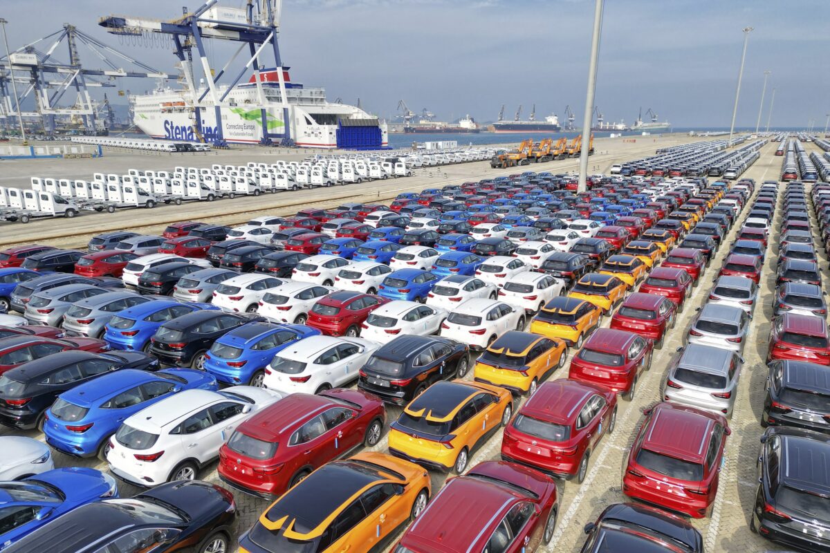 Các xe mới sẵn sàng để xuất cảng từ một xưởng đóng tàu ở Yên Đài, tỉnh Sơn Đông, phía đông Trung Quốc hôm 13/10/2022. (Ảnh: Chinatopix qua AP)