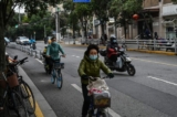 Mọi người đạp xe trên một con phố ở quận Tĩnh An, Thượng Hải hôm 07/12/2022. (Ảnh: Hector Retamal/AFP qua Getty Images)
