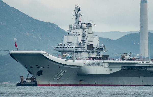 Hàng không mẫu hạm Liêu Ninh, là hàng không mẫu hạm đầu tiên của Trung Quốc, đến Hồng Kông vào ngày 07/07/2017. (Ảnh: Keith Tsuji/Getty Images)