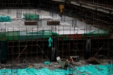 Công nhân làm việc tại một công trường xây dựng ở Bắc Kinh hôm 12/01/2023. (Ảnh: Tingshu Wang/Reuters)